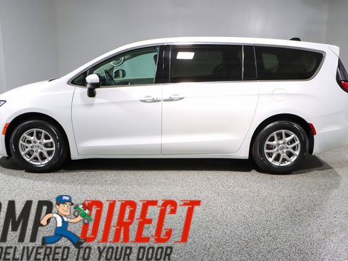 Used 2023 Chrysler Pacifica Touring-L FWD image 10