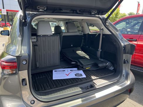 Used 2026 Toyota Highlander Limited AWD/4WD image 23
