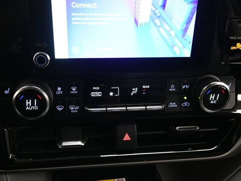 Used 2023 Toyota Highlander XLE AWD/4WD image 15