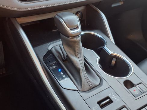 Used 2021 Toyota Highlander XLE AWD/4WD image 13