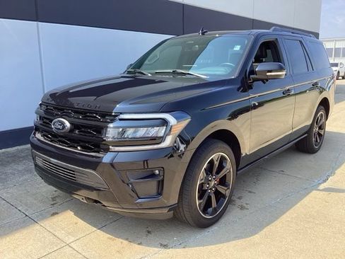 Used 2023 Ford Expedition Limited AWD/4WD image 2