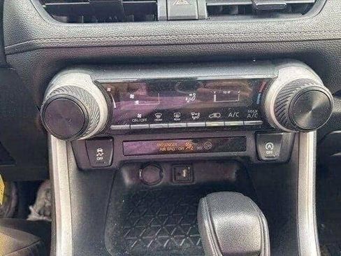 Used 2019 Toyota RAV4 LE image 31