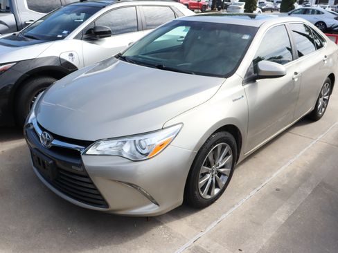 Used 2017 Toyota Camry XLE w/ Moonroof Package image 4