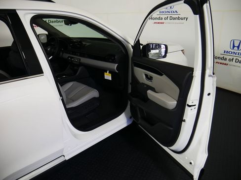 New 2025 Honda Pilot Touring image 7