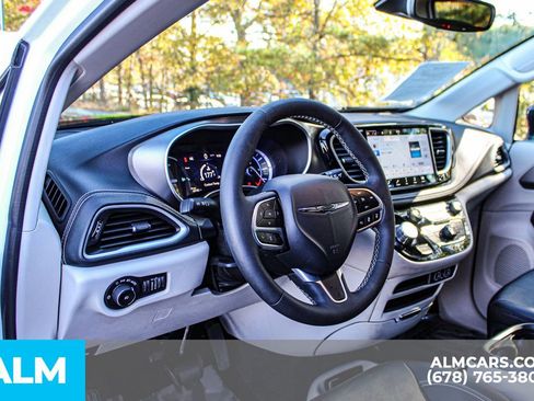 Used 2024 Chrysler Pacifica Select image 25