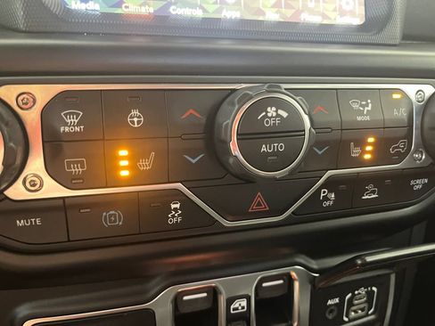Used 2022 Jeep Wrangler Unlimited Sahara AWD/4WD image 29
