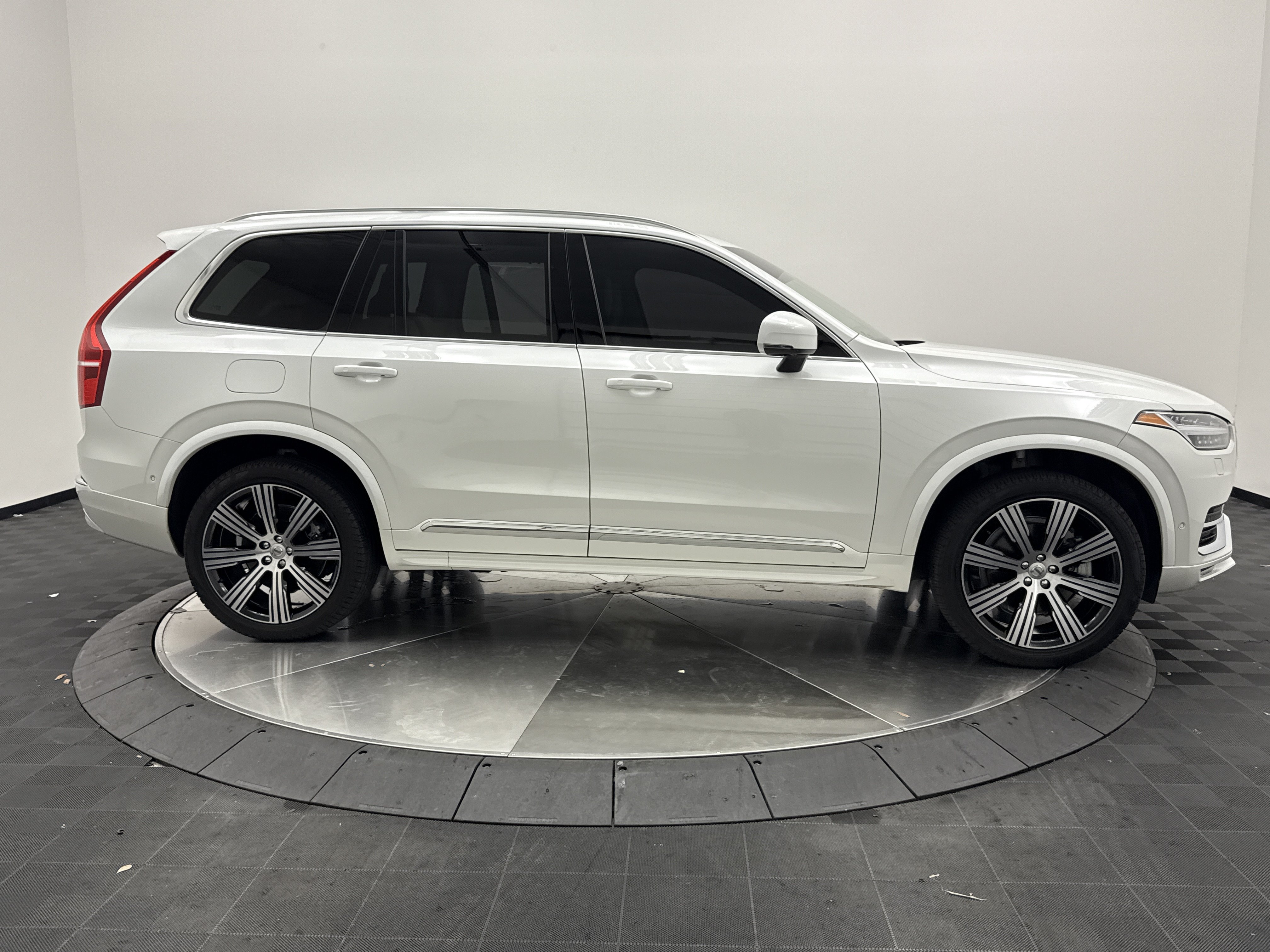 Certified 2024 Volvo XC90 B6 Ultimate w/ Protection Package Premier AWD/4WD image 8