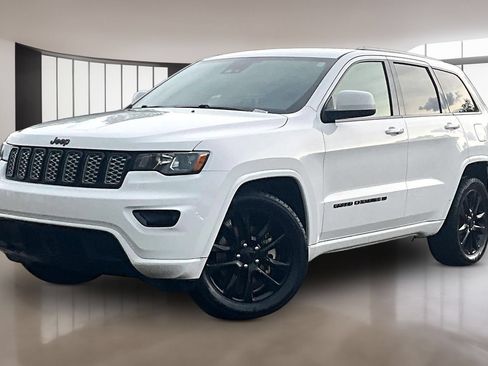 Used 2022 Jeep Grand Cherokee Laredo X RWD image 3