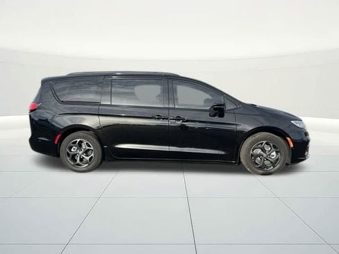 Used 2025 Chrysler Pacifica Premium image 6