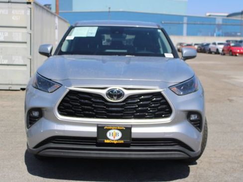 Used 2024 Toyota Highlander LE AWD/4WD image 2