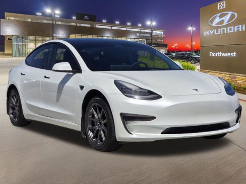Used 2020 Tesla Model 3 Standard Range image 3