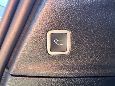 Used 2026 Chrysler Pacifica Select FWD image 12