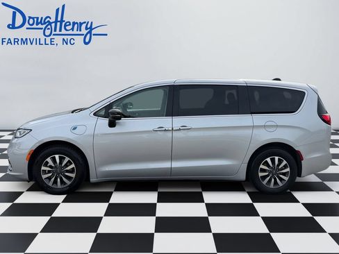 Used 2024 Chrysler Pacifica Limited FWD image 2