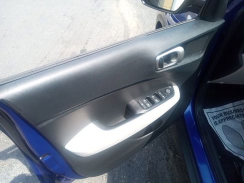 Used 2022 Hyundai Venue SEL image 19