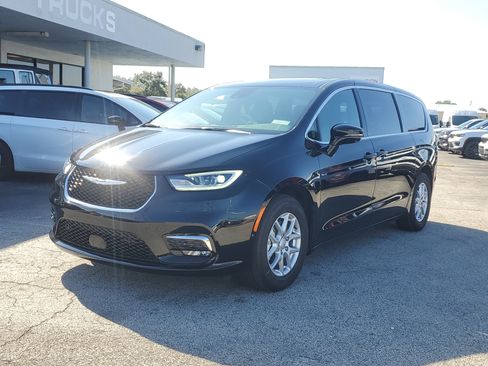 New 2026 Chrysler Pacifica Select image 2