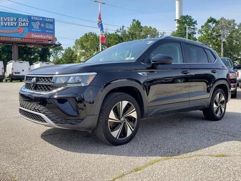 Used 2023 Volkswagen Taos SE w/ Panoramic Sunroof Package AWD/4WD image 8