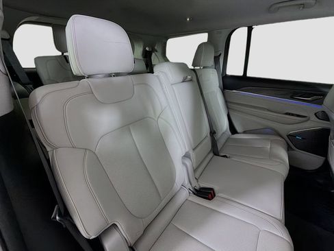 Used 2022 Jeep Grand Cherokee L Overland w/ Luxury Tech Group IV AWD/4WD image 32