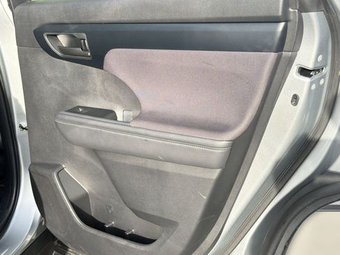 Used 2025 Toyota Highlander LE FWD image 31
