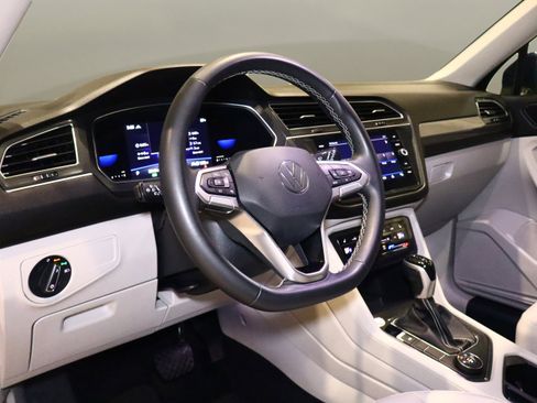 Used 2022 Volkswagen Tiguan SE image 10