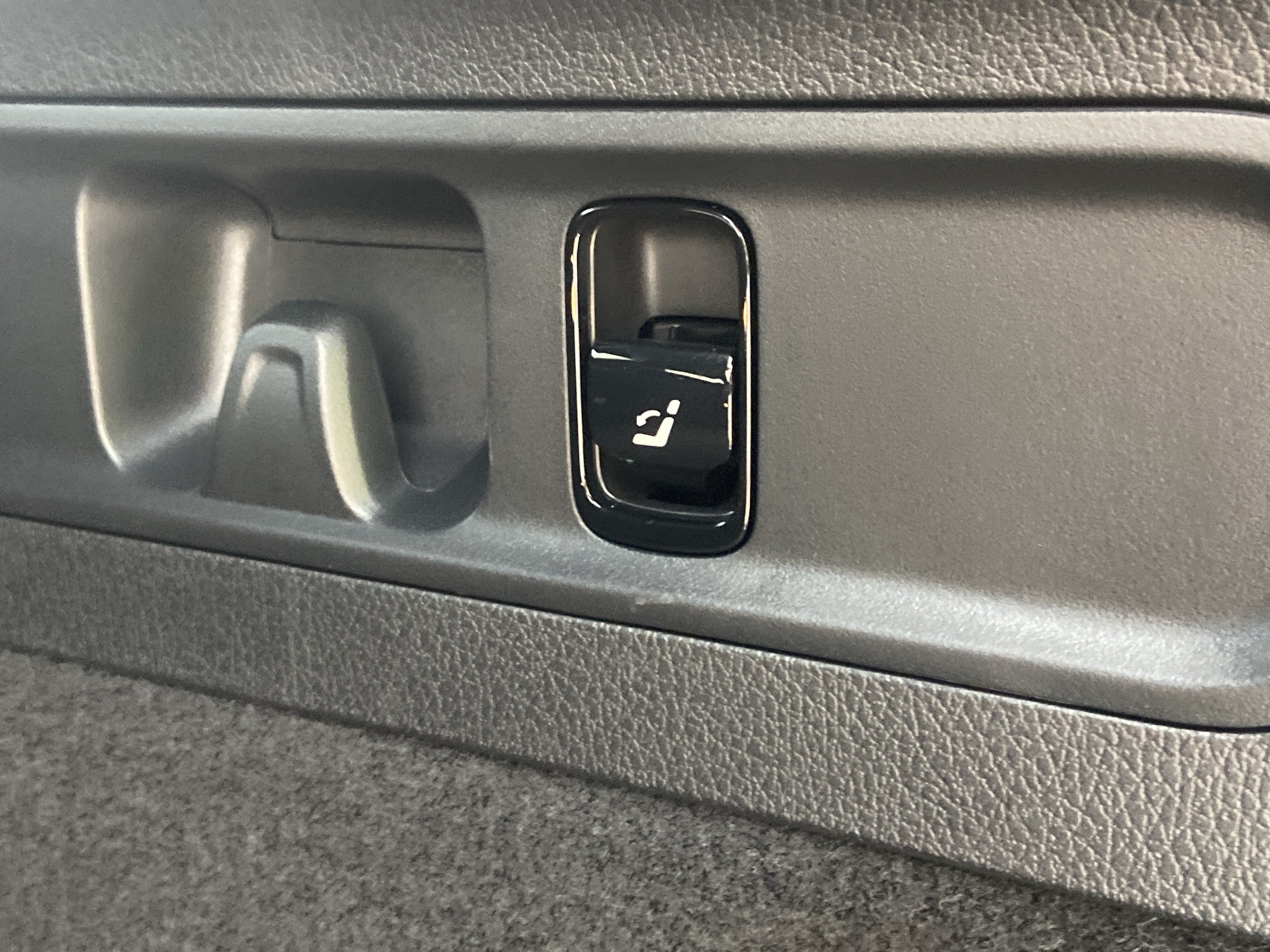 Used 2025 Mercedes-Benz GLC 300 image 12
