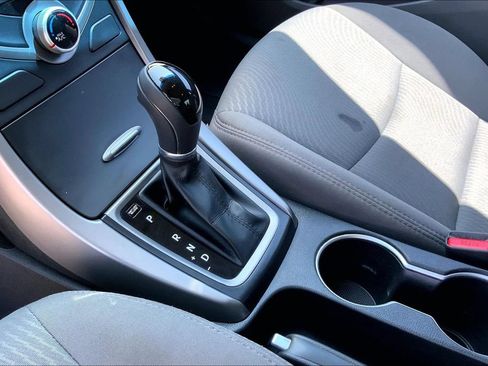 Used 2015 Hyundai Elantra SE FWD image 15