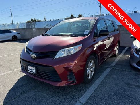 Used 2018 Toyota Sienna L image 2
