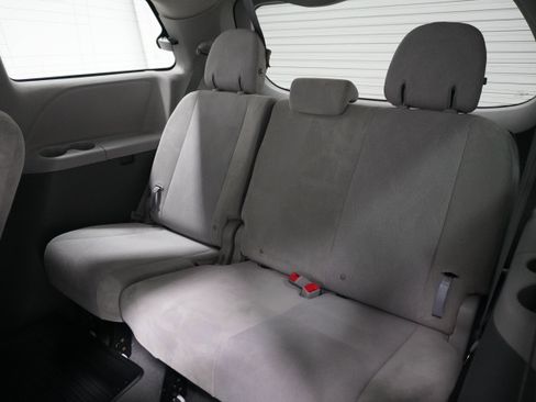 Used 2020 Toyota Sienna L image 13