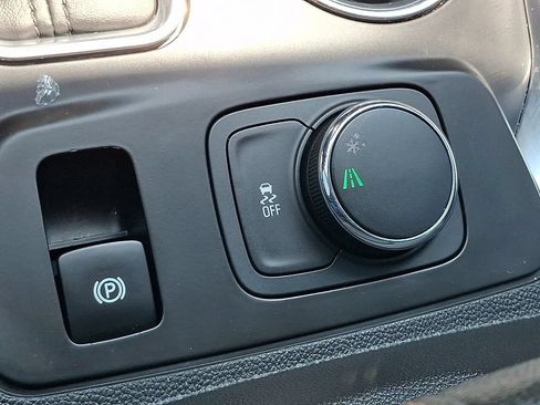 Used 2020 Chevrolet Traverse LT FWD image 27