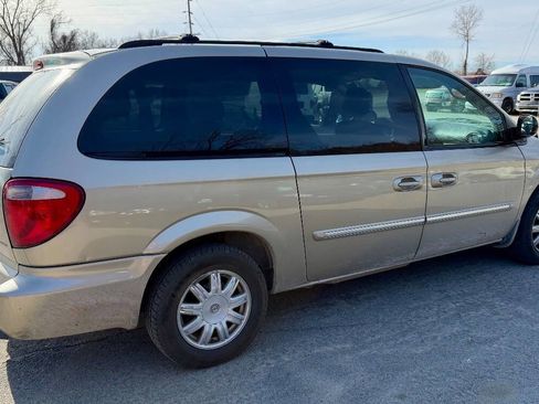 Used 2006 Chrysler Town & Country Touring image 8