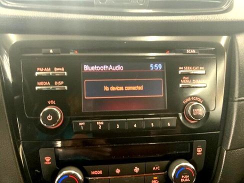 Used 2017 Nissan Rogue SV image 17