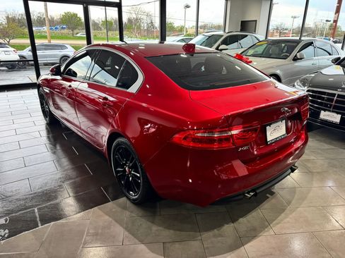 Used 2018 Jaguar XE Premium image 3