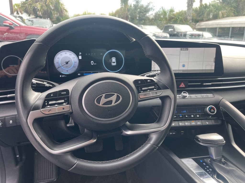 Used 2025 Hyundai Elantra SEL FWD image 14