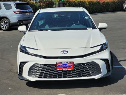 Used 2025 Toyota Camry SE image 3