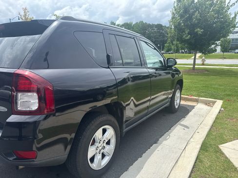 Used 2017 Jeep Compass Latitude FWD image 4