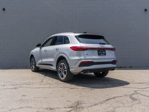 Used 2025 Audi Q5 Premium w/ Convenience Package AWD/4WD image 3