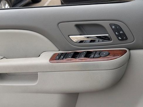 Used 2013 Chevrolet Avalanche LTZ image 25