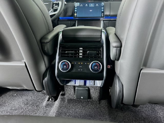 New 2026 Land Rover Range Rover Long Wheelbase SE AWD/4WD image 25