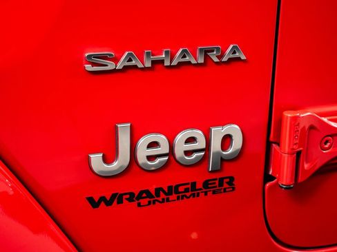 Used 2022 Jeep Wrangler Unlimited Sahara w/ LED Lighting Group AWD/4WD image 18