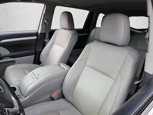 Used 2018 Toyota Highlander XLE FWD image 13