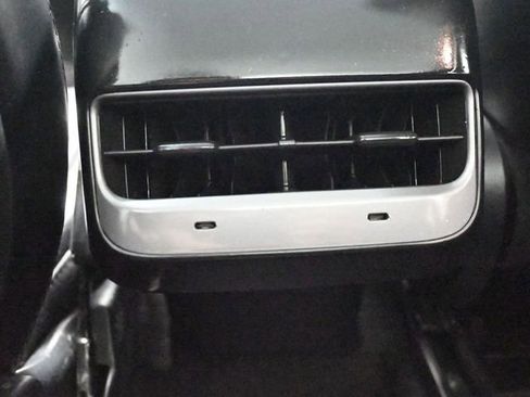 Used 2022 Tesla Model Y Long Range image 17