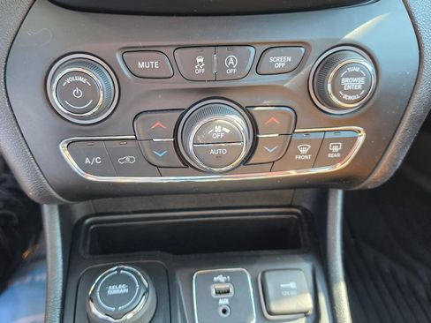 Used 2019 Jeep Cherokee Overland w/ Technology Group AWD/4WD image 15