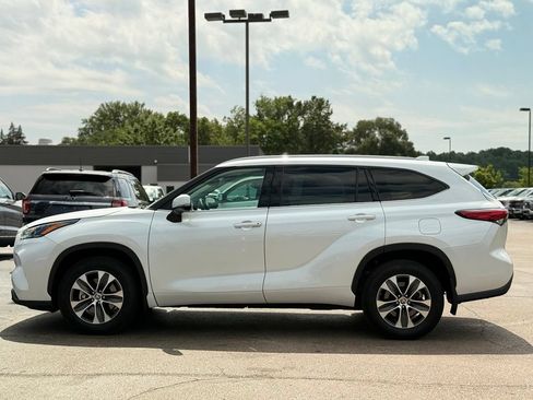 Used 2022 Toyota Highlander XLE AWD/4WD image 39