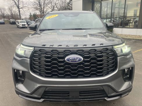 Used 2025 Ford Explorer ST-Line image 2