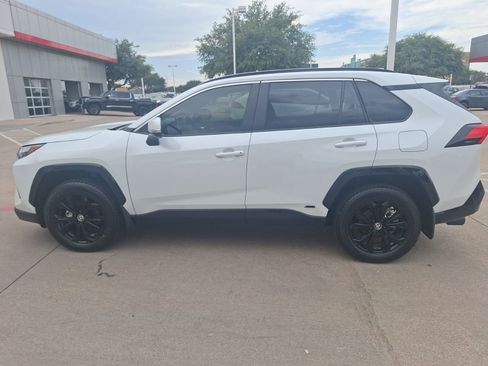 Used 2025 Toyota RAV4 SE image 3