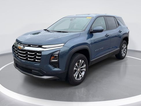 Used 2026 Chevrolet Equinox LT w/ Convenience Package II FWD image 3
