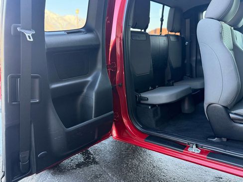 Used 2016 Toyota Tacoma TRD Sport image 38