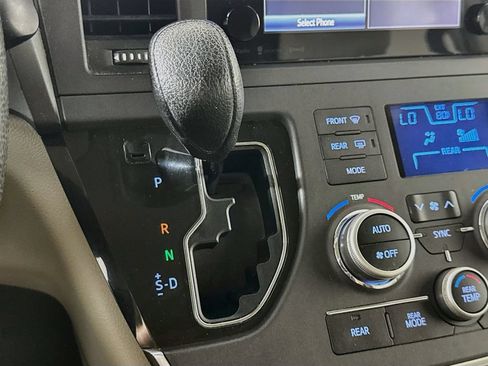 Used 2016 Toyota Sienna LE FWD image 17