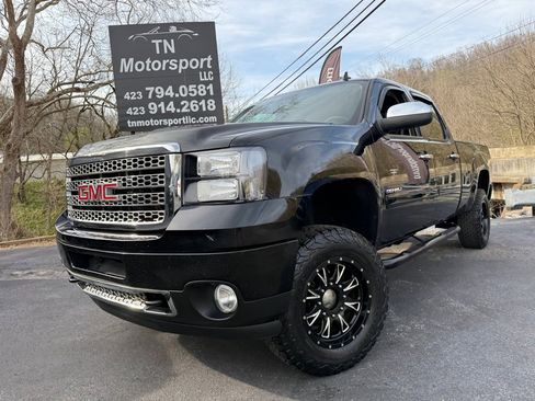 Used 2014 GMC Sierra 2500 Denali w/ Suspension Package, Off-Road image 2
