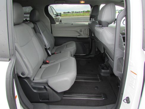 Used 2024 Toyota Sienna XLE image 27