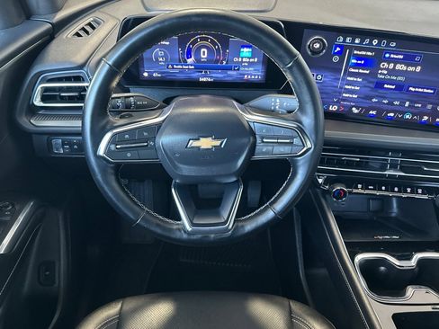 Used 2025 Chevrolet Traverse LT FWD image 14